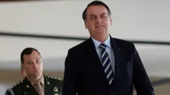 O ex-presidente Jair Bolsonaro, com seu ajudantecomo apostar no brasileiraoordens Mauro Cid logo atrás,como apostar no brasileiraofotocomo apostar no brasileirao2019