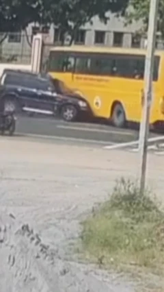 கிருஷ்ணகிரியில் கல்லூரி பேருந்து மீது மோதிய கார்