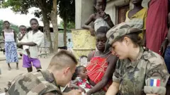 Abasirikare b'Ubufaransa muri Côte d'Ivoire. Ifoto yo ku itariki ya 27 Ukwakira (10) mu mwaka wa 2005