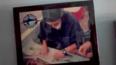 Foto de Mauricio Hoyos, de 18 anos, com um tubarão nas mãos