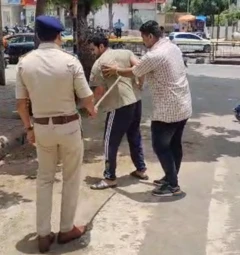 પોલીસ દ્વારા આરોપીને માર મારવામાં આવ્યો