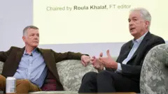 رئيس جهاز الاستخبارات البريطانية ريتشارد مور، ومدير وكالة الاستخبارات المركزية الأمريكية بيل بيرنز في مقابلة مع رولا خلف، محررة صحيفة فايننشال تايمز، في إطار مهرجان الصحيفة في لندن.