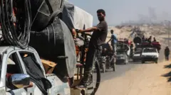 اهالی شهر غزه در حال فرار با وسایل نقلیه به سوی جنوب