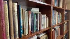 Полица са књигама