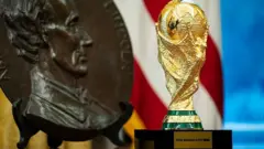 O troféu da Copa do Mundo em exibição, ao lado da efígie do ex-presidente dos Estados Unidos Abraham Lincoln
