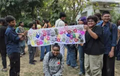 विधेयक के ख़िलाफ़ अपना विरोध दर्ज करवाते युवा