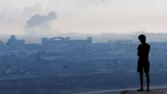 طفل غزي ينظر إلى دخان من قصف