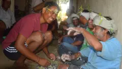 दशैँको टीका लगाउँदै थारू समुदाय