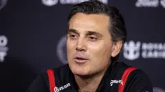 Vincenzo Montella siyah bir forma üstü ile yakın çekim