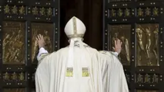 2015年12月8日，教宗方濟各在梵蒂岡聖彼得大教堂開啟聖門，慶祝天主教聖年（或稱禧年）的開始。