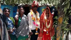 आदिवासी समाज की शादी. तस्वीर केवल प्रतीकात्मक उपयोग के लिए