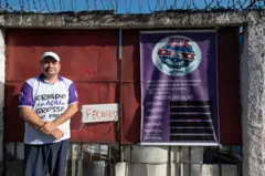 Paulo Tenório em frente de casa com placa "fechado"