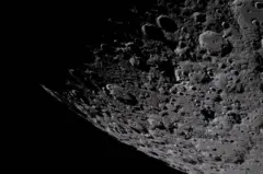 Cráteres en la superficie de la Luna.