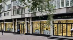 Алматыда талап тоноо күч алганда дүкөн кызматкерлери дагы үмүт үзүп койгон экен...