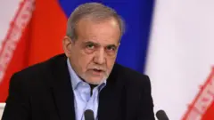 El presidente iraní Masoud Pezeshkian habla durante una reunión ruso-iraní en el Gran Palacio del Kremlin, el 17 de enero de 2025, en Moscú, Rusia.