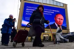 Màn hình LED có hình ảnh ông Putin tại một điểm công cộng ở Saint Petersburg.