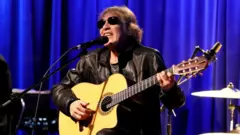 José Feliciano toca su guitarra y canta en el Grammy Museum en Los Ángeles, California en el año 2020. 