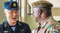 یک نظامی آفریقای جنوبی و یک نظامی چینی در حال خوش و بش