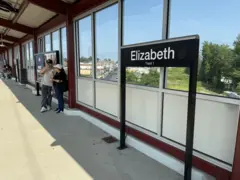 Cartel que dice "Elizabeth" en la estación de trenes de la ciudad.