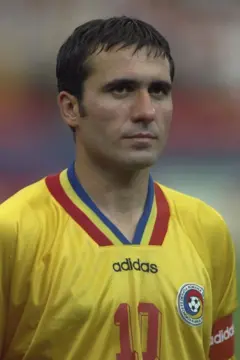 Gheorghe Hagi, com a camisa da seleção da Romênia