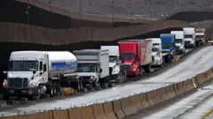 Caminhões na fronteira entre o México e os Estados Unidos