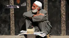 पाकिस्तान के एक बुज़ुर्ग शख़्स जो काम मिलने का इंतज़ार कर रहे हैं