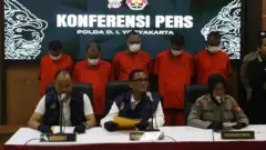 Kelimanya adalah RDS (32 tahun) warga Bantul, NF (25 tahun) asal Kebumen, EN (31 tahun) dan DA (22 tahun) dari Bantul, serta PA (24 tahun) yang merupakan warga Magelang.