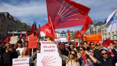 أتراك يتظاهرون في كولونيا احتجاجا على اعتقال رئيس بلدية إسطنبول أكرم إمام أوغلو