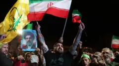 Люди с иранскими флагами и портретами Хаменеи на демонстрации вечером