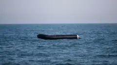 نمونه‌ای از قایق‌ بادی که پناهجویان سوار بر آن از کانال مانش عبور‌ می‌کنند