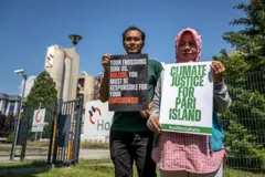 Protes warga Pulau Pari