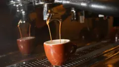 Café sendo servido em uma máquina