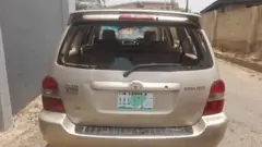 Ọkọ̀ tí gíláàsì ẹ̀yìn rẹ̀ ti fọ́