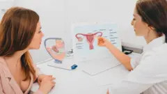 Una ginecóloga explica a una mujer