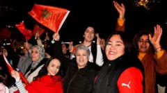 Un grupo de mujeres marroquíes celebra la cualificación de Marruecos para el mundial de Qatar en 2022.