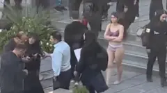İran'da soyunan üniversite öğrencisi