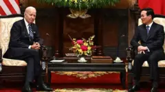 हनोई में वार्ता करते अमेरिका और वियतनाम के राष्ट्रपति.