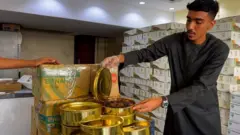 Waxa uu isku diyaarinayay mid ka mid ah xilliyadiisa ugu mashquulka badan sanadka - iibka ka hor bisha barakeysan ee Ramadaan - laakiin hakadka ku yimid maraakiibta badda cas ayaa walaac ku beertay.