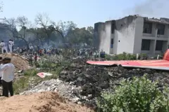 Escombros em área residencial atingida pelo avião da Air India