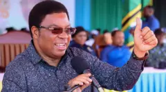 Ifoto ya Kassim Majaliwa yambaye amarori y'izuba n'ishati icafye ko amashurwe