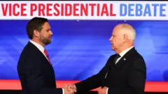 Los candidatos a la vicepresidencia de Estados Unidos, el gobernador de Minnesota, el demócrata Tim Walz (izquierda), y el senador republicano por el estado de Ohio, J.D. Vance (derecha).