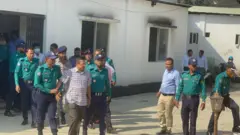 সাবেক পুলিশ প্রধানকে পুলিশি পাহারায় নিয়ে যাওয়া হচ্ছে
