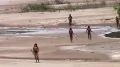 Povo Mashco Piro se aproxima do posto de controle “Nomole”, perto ro rio Manu.