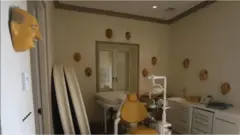 一個房間裡有多個面具懸掛在牆上