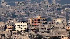 عدد من المباني المدمرة في غزة.