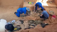 මුලතිව්, කොක්කුතුඩුවායි සමූහ මිනීවළ තුළ තිබී හමුවූ මිනිස් අස්ථි කොටස් නොවන ඇඳුම් කොටස් හා අනෙකුත් ද්‍රව්‍ය හඳුනා ගැනීම වෙනුවෙන් සූදානම් කර ඇති ලේඛනයක් මුලතිව් රෝහල් විශේෂඥ අධිකරණ වෛද්‍ය නිලධාරී කනකසභාපති වාසුදේව මුලතිව් මහේස්ත්‍රාත් අධිකරණයට ඉදිරිපත් කර තිබේ.