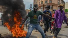 Abari mu myiyerekano, bariko baregeranira mu gisagara hagati, baturiye umuriro mu gihe bariko baragana inyubakwa y’inama nshingamateka biyamiriza Itegeko rigenga amafaranga reta izokoresha um 2024-2025
