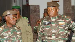 Abdourahmane Tchiani, watangajwe n'abayoboye ihirikwa ry'ubutegetsi ko ari we mutegetsi mushya wa Niger, ubwo yari ageze aho yari gukorana inama n'abaminisitiri i Niamey, muri Niger, ku itariki ya 28 Nyakanga (7) mu 2023