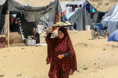 په دیر البلاح کې له اسرائیلي بریدونو تښتېدلي فلسطیني کډوال په سختو شرایطو کې ژوند کوي.