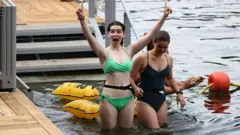 восторг купающихся в сене